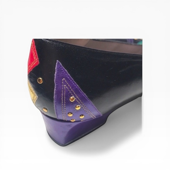 MARGARET JERROLD Vintage black pumps with Red Green Gold Accents & Gold Studs 9 - Picture 4 of 8